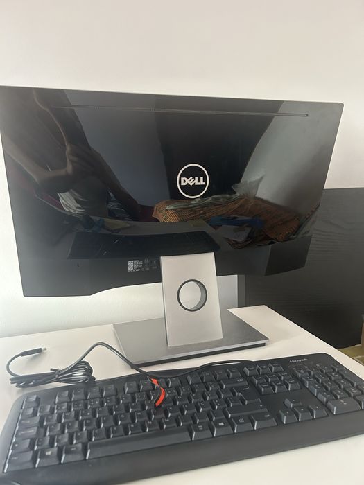 Monitor DELL com teclado