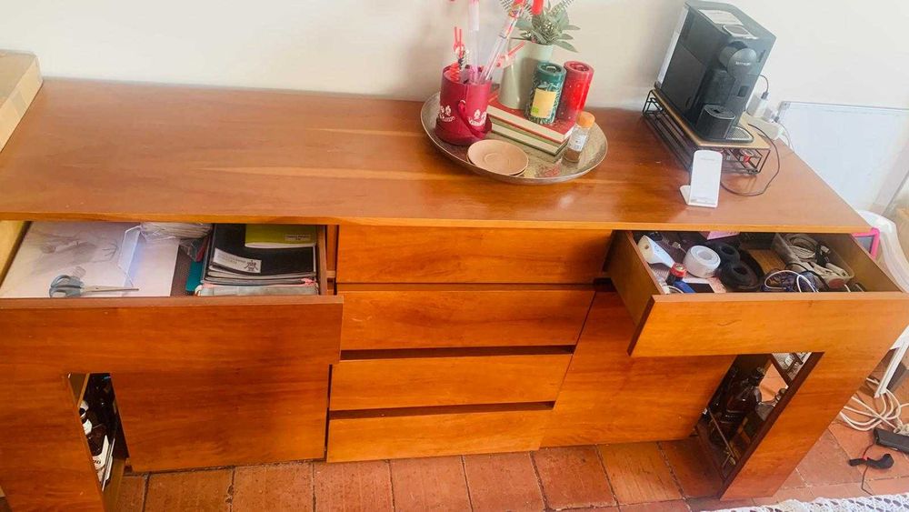 Aparador em madeira maciça em ótimo estado