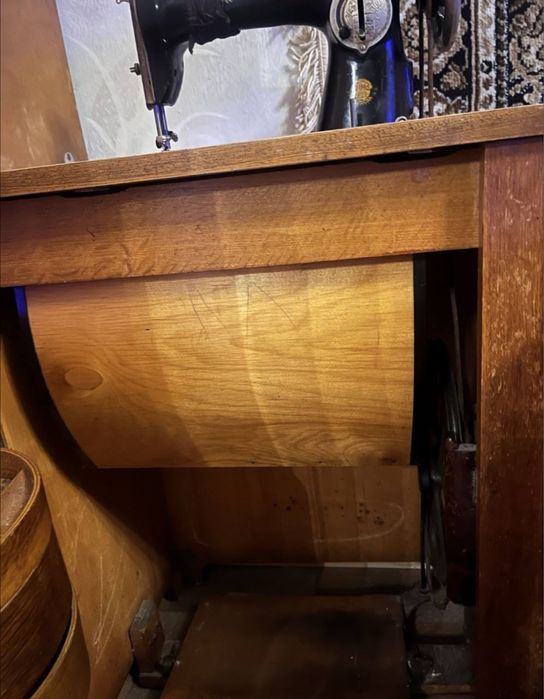 Швейна машинка з ножним керуванням