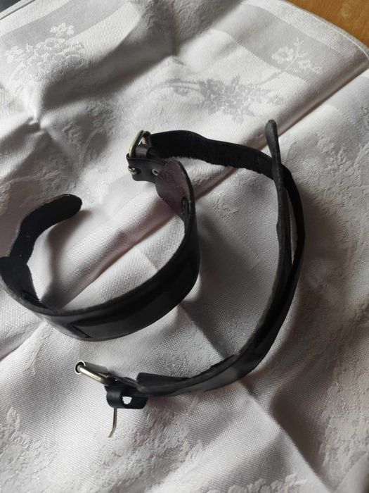 Opaski na nadgarstek- czarna, brązowa.