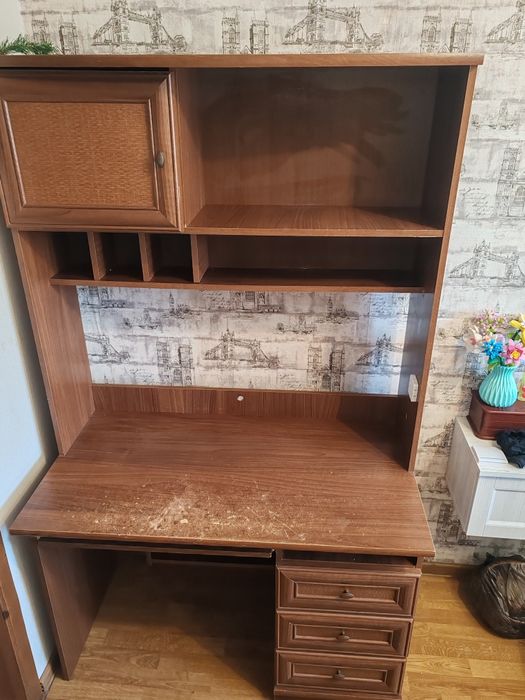 Комп'ютерний стіл зі стільницею