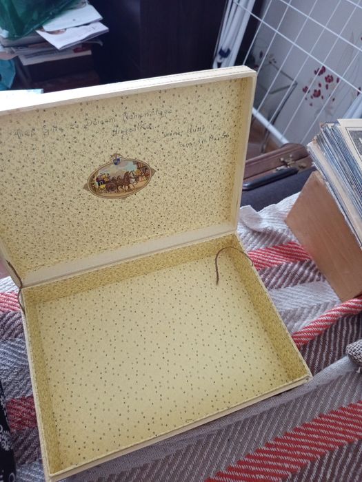 Piękna stara szkatułka rezerwacja