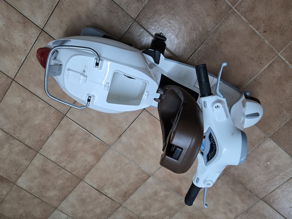 Mota eléctrica Vespa criança