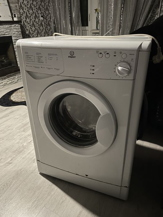 Стиральная машина INDESIT WISA 101 в рабочем состоянии