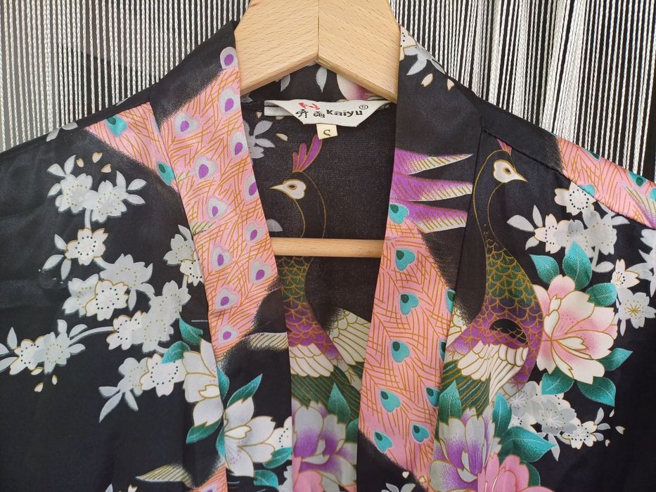 Kimono chinês  acetinado, preto, com pavões e flores