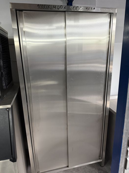 Louceiro em inox , 3 prateleiras  armário completamente fechado