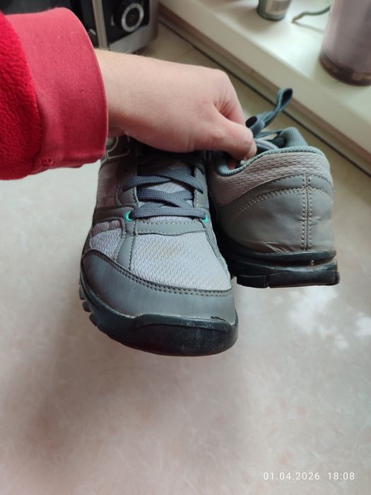 Кросівки фірмові