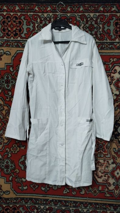 Медичний костюм і халати у гарному стані.