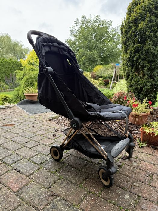Cybex coya czarna z ramą rose gold