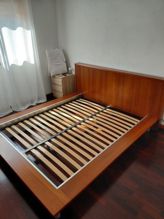 Cama com estrado e mesas de cabeceira