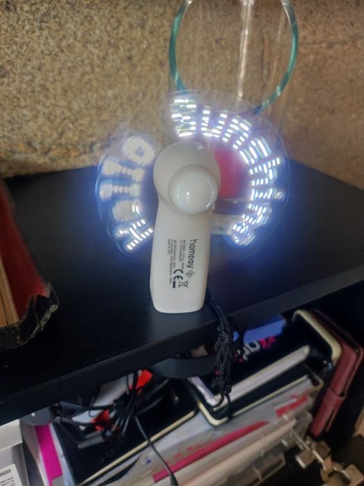 ventoinha de mão com mensagem iluminada