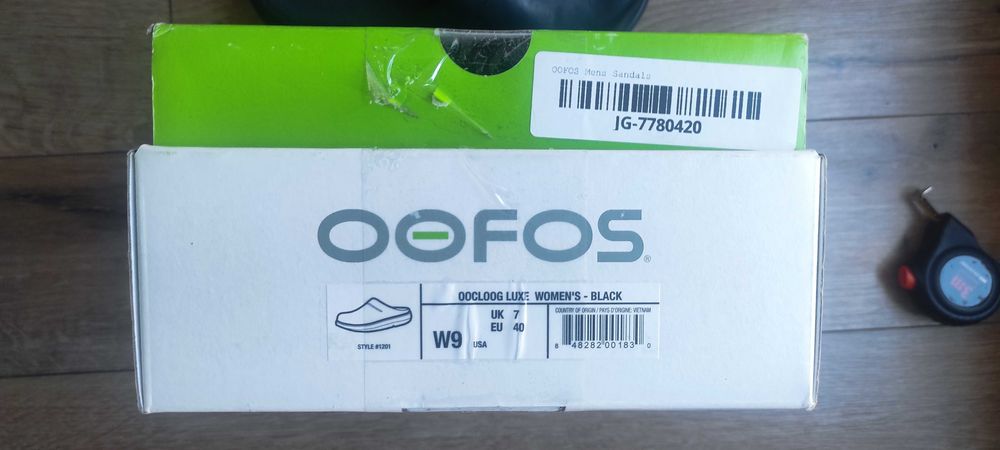 Buty unisex – czarne klapki