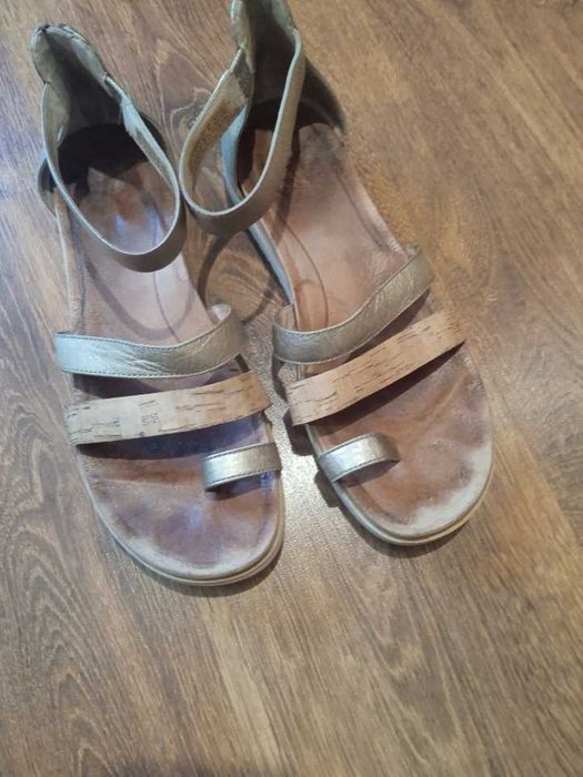 Продам жіночі шкіряні босоніжки бренду UGG
