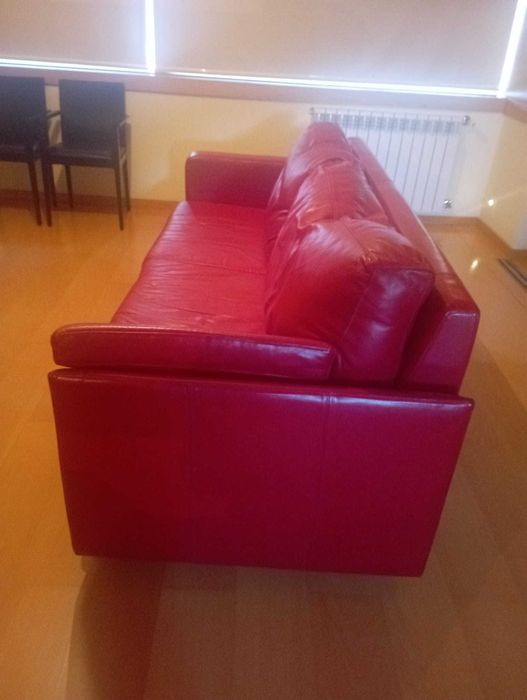 Sofá vermelho em pele