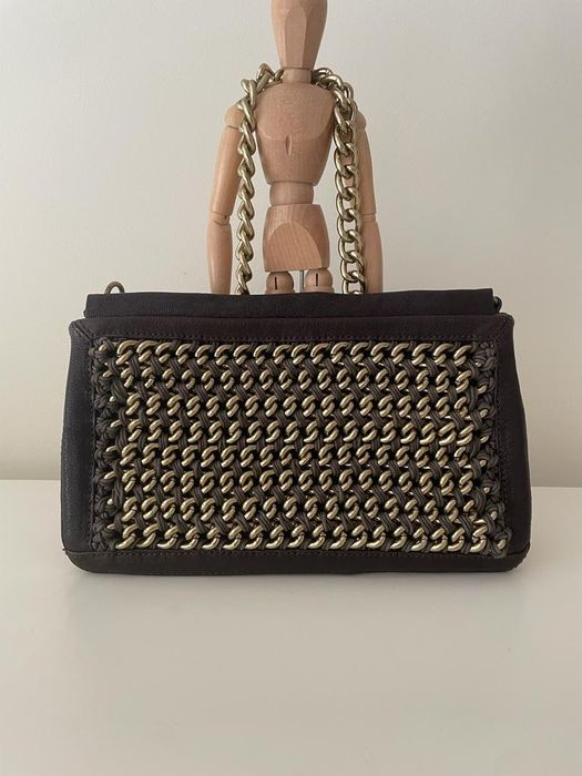 Mala em pele castanho.