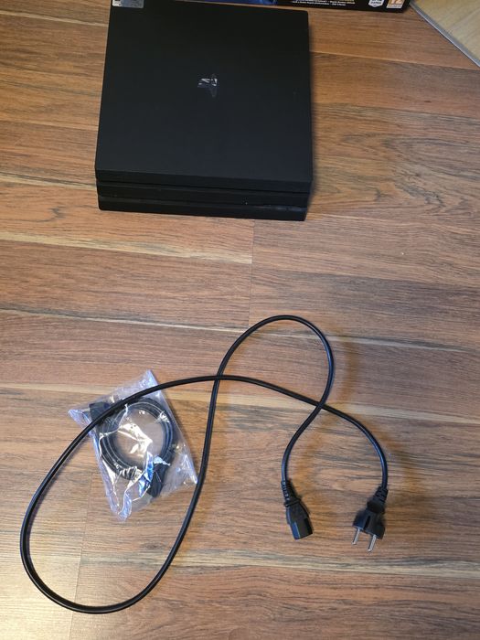 ZESTAW PS4 Pro 1TB + 3 Padv + 15 Gier Pudetkowych