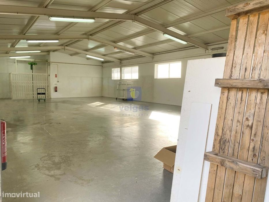 Armazém de 1 Andar frente e rés de chão trás