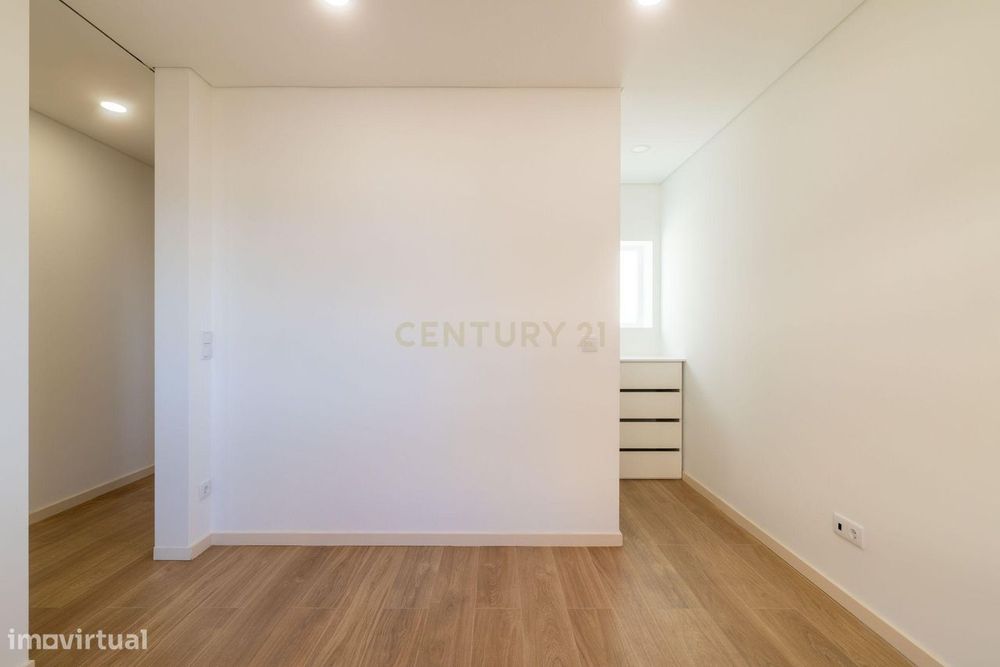 Apartamento T1 Remodelado e Mobilado no Primeiro Andar, Praia da Madal