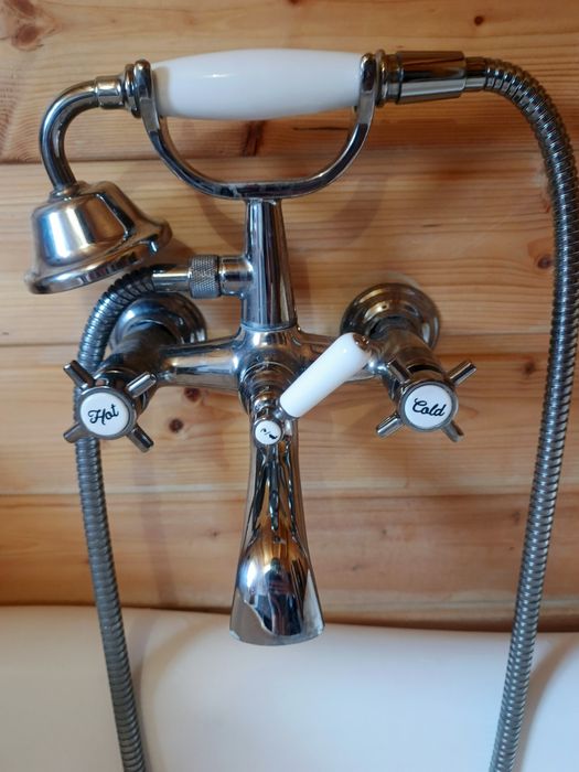 Bateria wannowa ścienna retro biała