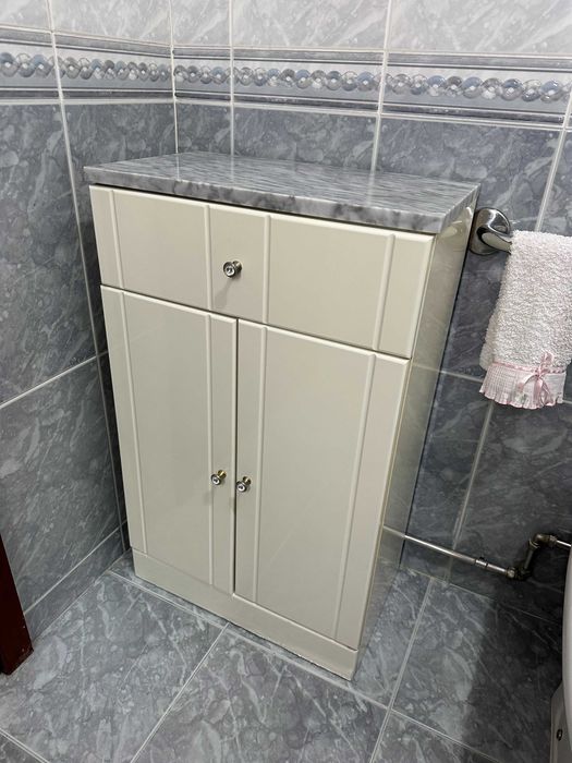 Móvel casa de banho com gaveta e arrumação