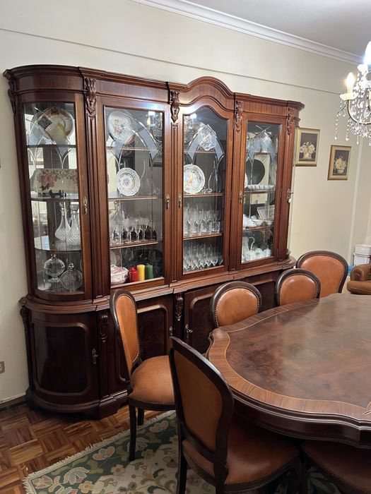 Conjunto de Sala de Jantar Clássico (Mesa, 8 Cadeiras e Armário Vitrine Vazio)