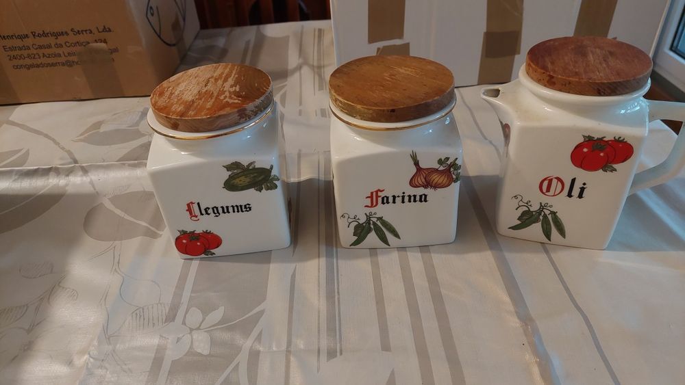 Tres recipientes para chá,  legumes e farinha