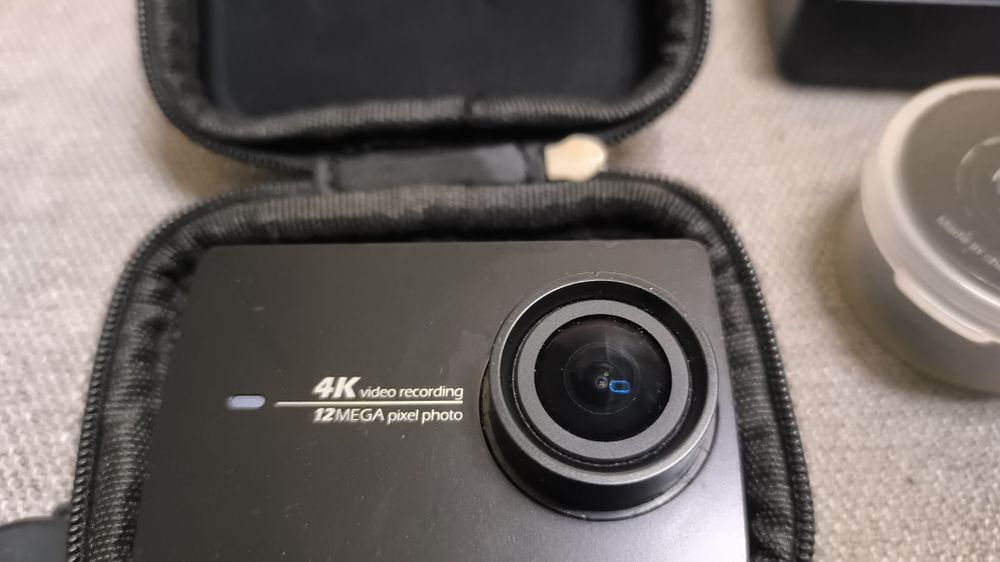 Екшн камера Xiaomi Yi 4K с комплектом аксессуаров