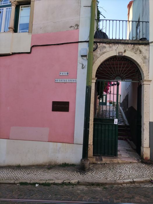T-1 mobilado,Equipado+PÁTIO.Alfama,CentroLisboa. só RENDA+ CAUÇÃO.