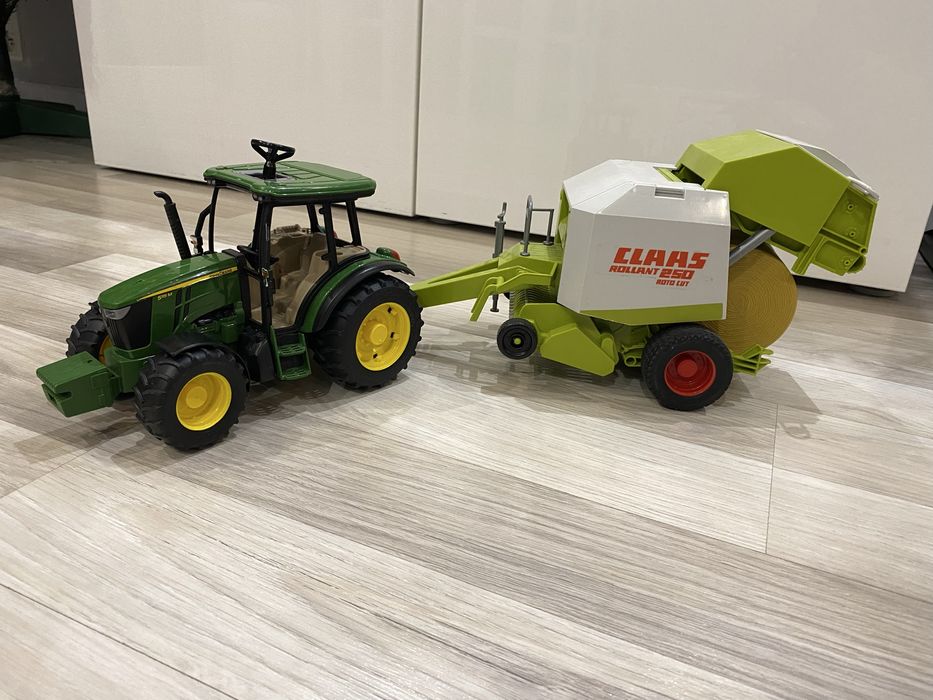 Traktor Bruder John Deere i prasa rolująca Claas