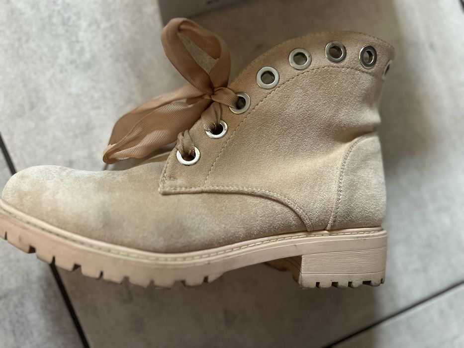 Beżowe botki z perełkami Ideal Shoes