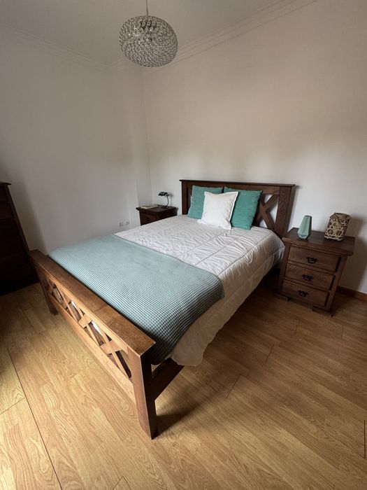 Vende-se cama com duas mesinhas de cabeceira em madeira de castanho