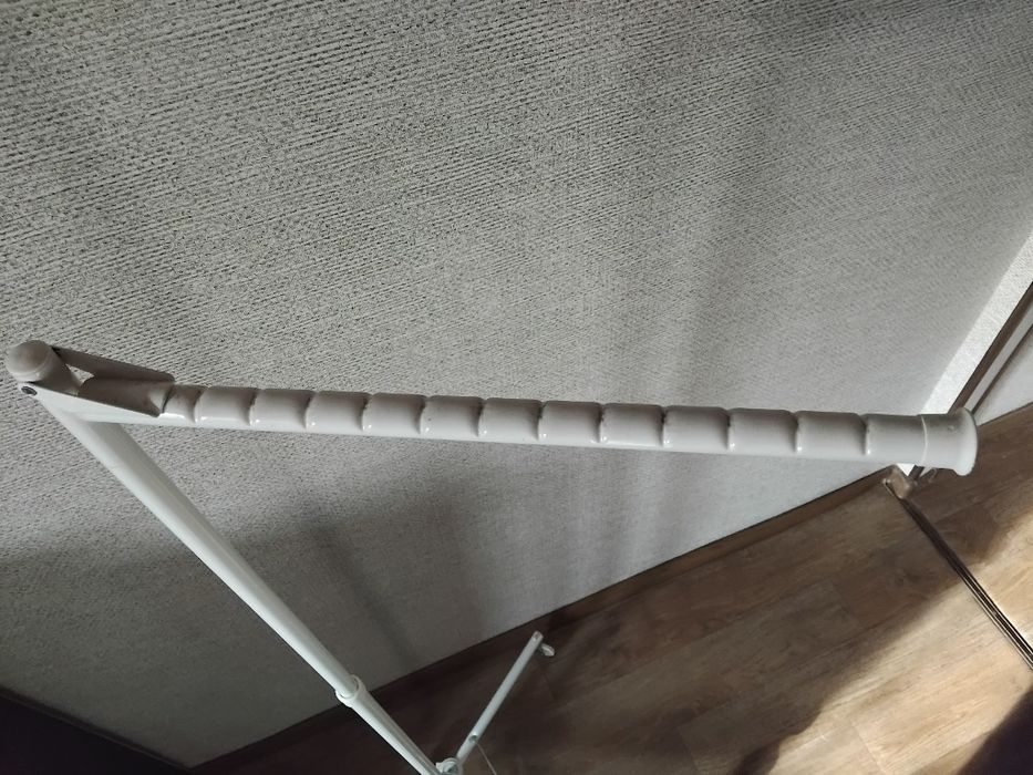 Підлогова пересувна вішалка