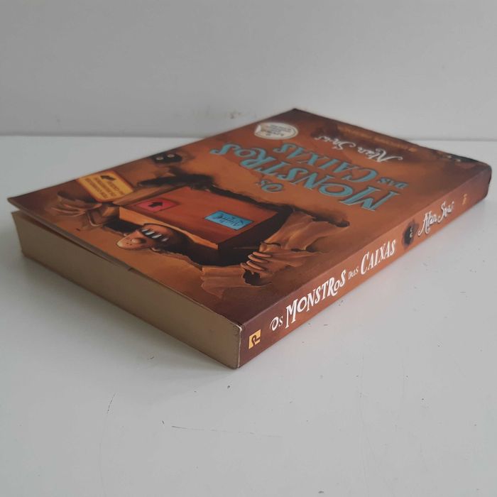 Livro Infantil Os Monstros das Caixas de Alan Snow