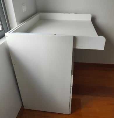 Trocador,  branco/com 3 gavetas, 90x79x100cm, novo custa 198€..
