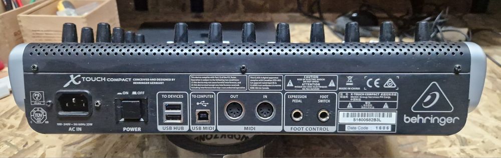 Behringer X Touch Compact
