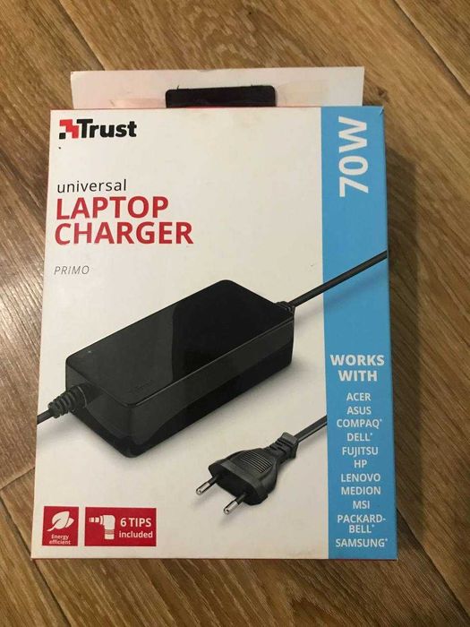 Універсальний зарядний пристрій Trust 70W для ноутбуків.
