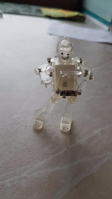 Robocik nakrecany, ruszający się..