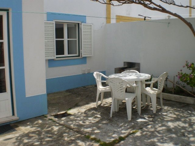 T1 grande pátio e barbecue 5 minutos a pé da praia
