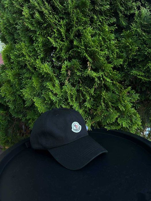 Кепка від Moncler