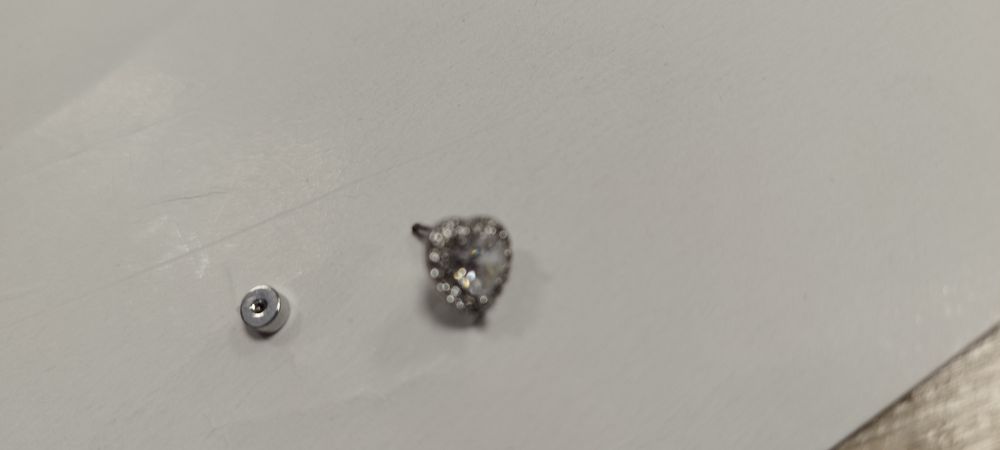 Kolczyk do nosa , ucha PIERCING 1 sztuka serduszko z wkretką