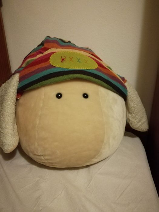 Peluche / puff, ovelha aveludado com carapuço.