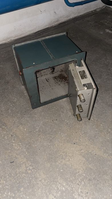 Сейф врезной в стену