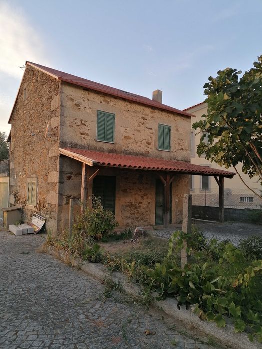 Vendo / Permuto moradia