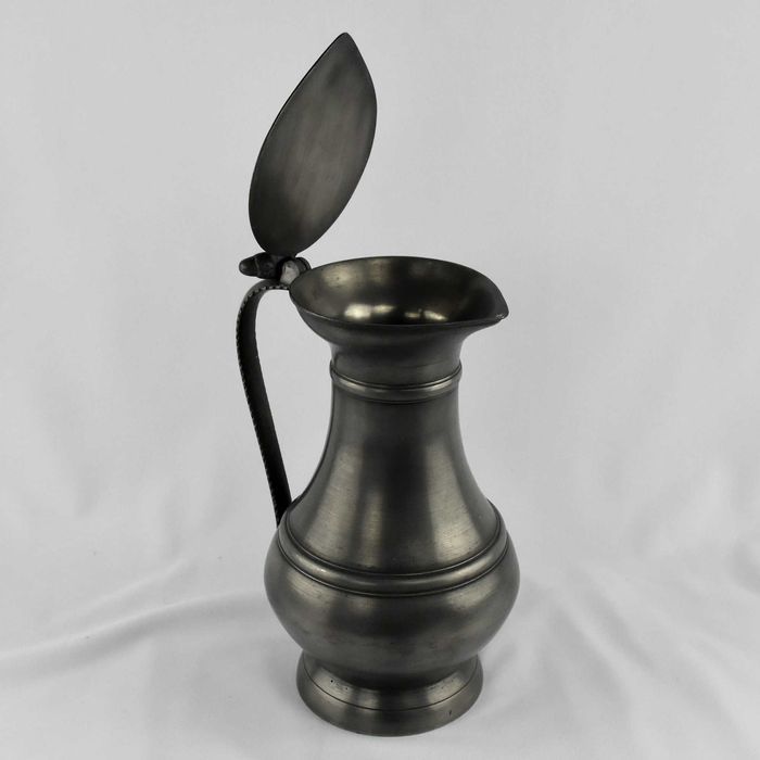 Jarro com tampa e bandeja em estanho puro I. Benor