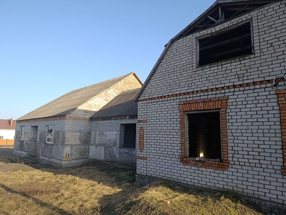 У селі Лозуватка, продається ділянка 24 сот. землі  з недоб. будинком
