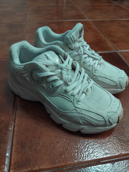 Sapatilha  adidas astir