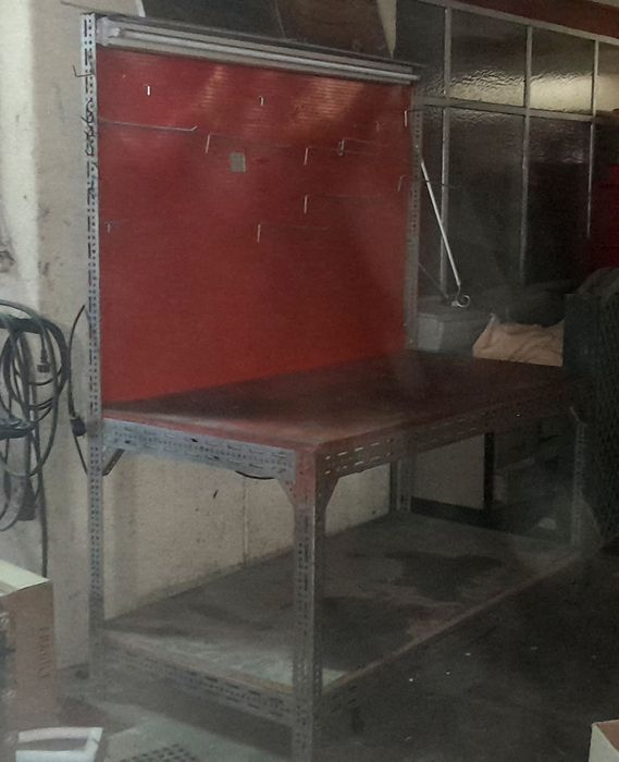 Mesa de trabalho com painel perfurado e instalação eléctrica