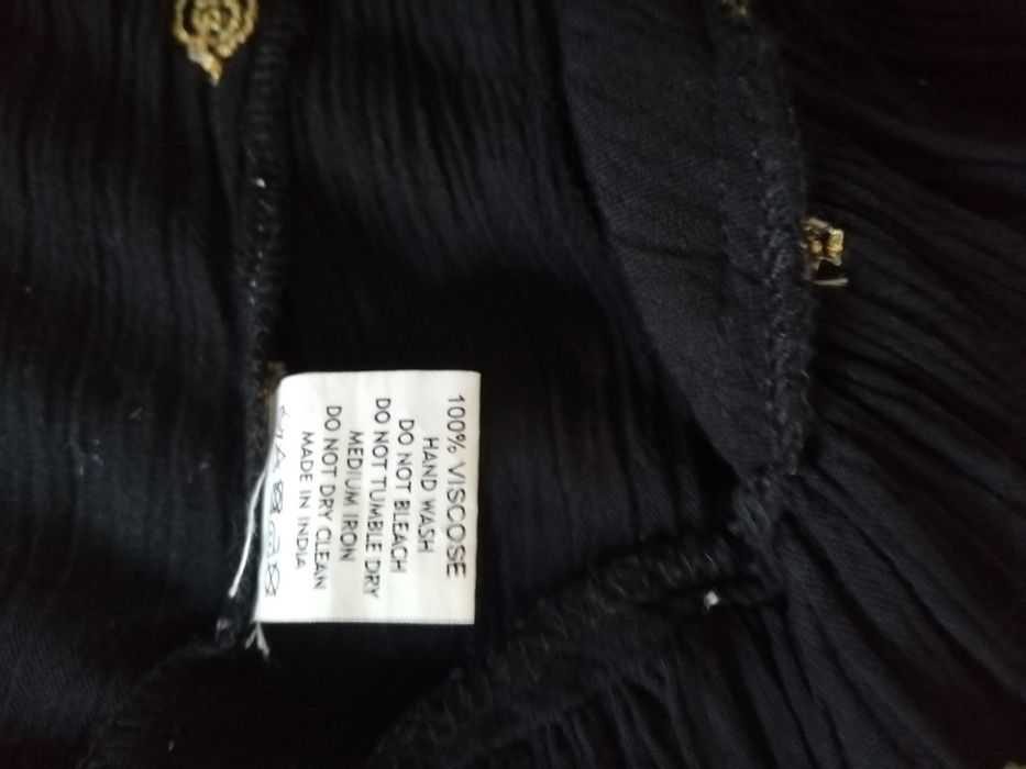 Vestido preto com detalhes dourados