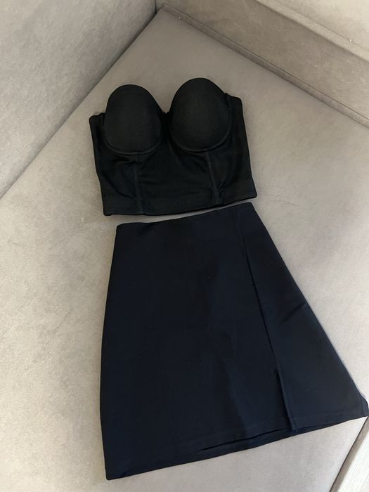 Чорна міні спідниця з розрізом