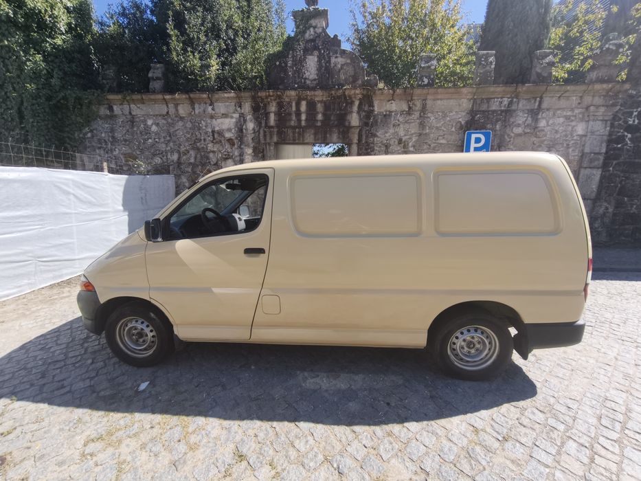 Toyota Hiace 2.4 D / TD – Excelente Estado e Pronta a Trabalhar